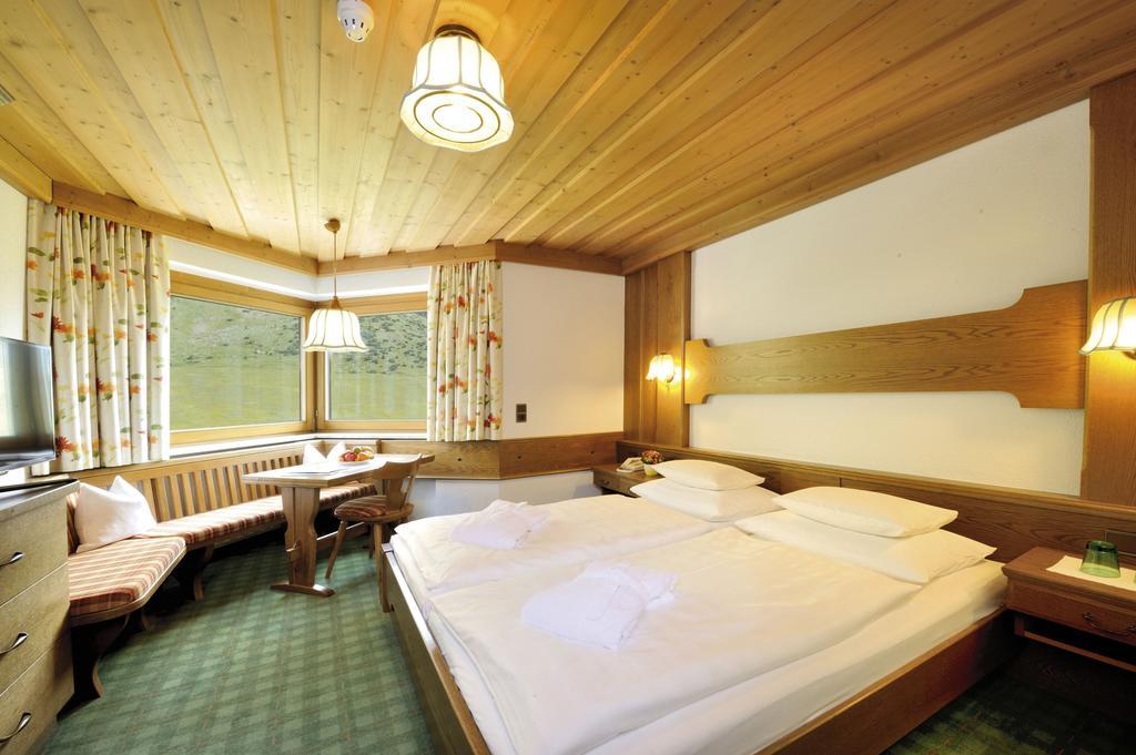 Alpenhotel Tirol Galtür エクステリア 写真