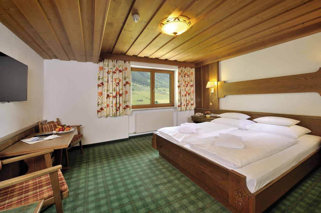 Alpenhotel Tirol Galtür エクステリア 写真